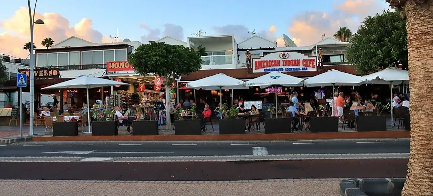 Terrazas en la avenida de Puerto del Carmen.