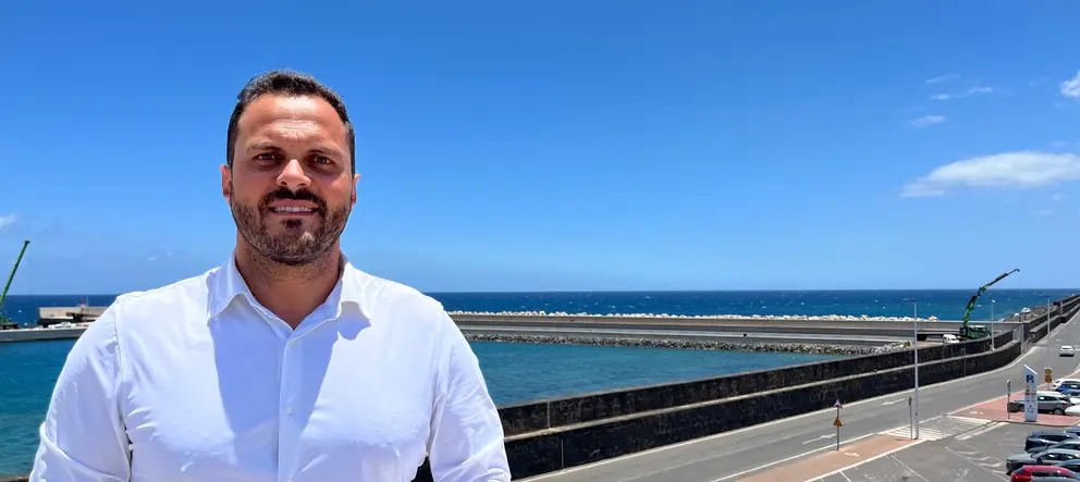 Arrecife estrena nuevas líneas de atraque. El alcalde Yonathan de León junto al nuevo Muelle de Naos y el Dique Sur.