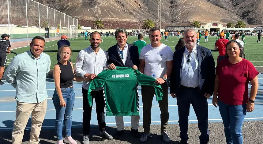 Ediles del Grupo de Gobierno de Yaiza presentes en el encuentro junto a directivos del club.