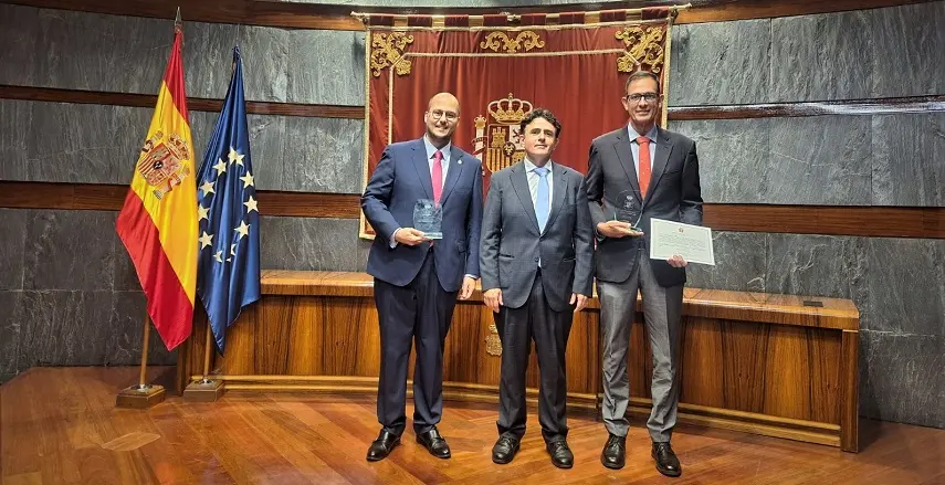 Adalberto de la Cruz Correa, Juzgado Decano de Arrecife, recibiendo el galardón.