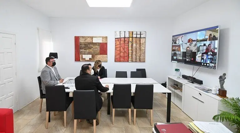 Imagen de las primeras reuniones que se mantuvieron, todavía en tiempos del covid, para preparar el tema de la insonorización.