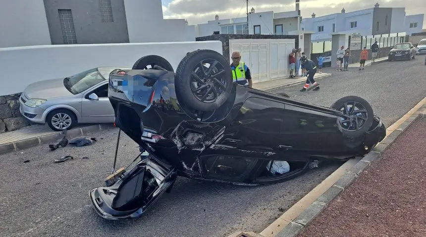 Imagen de uno de los vehículos volcados tras el fuerte accidente