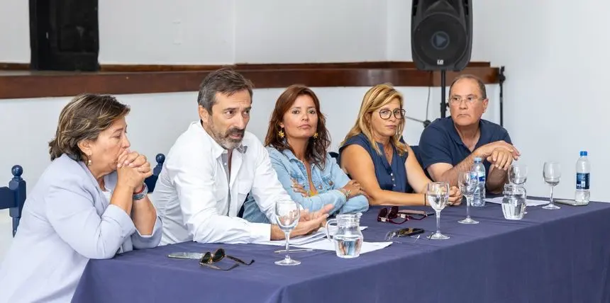 El senador por la Comunidad Autónoma y la alcaldesa de Teguise quisieron tranquilizar a los vecinos afectados