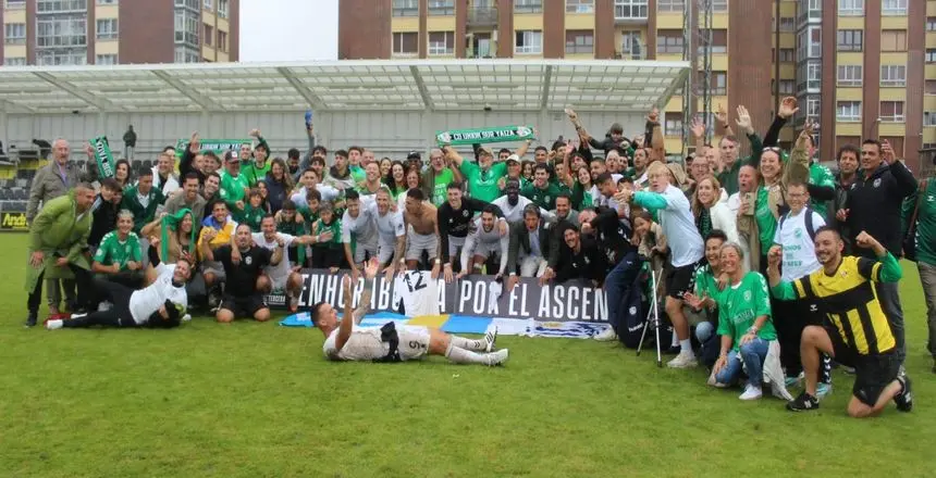 El equipo y los aficionados celebrando el merecido triunfo en el campo del Portugalete