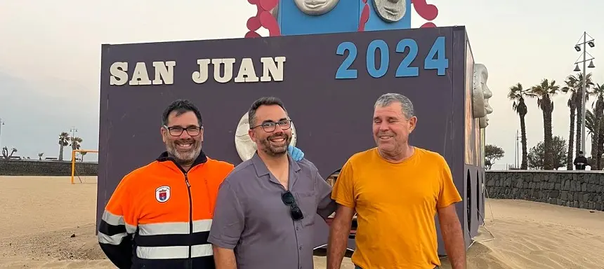 El concejal de Festejos, Echedey Eugenio, con los operarios del Ayuntamiento responsables de los montajes.