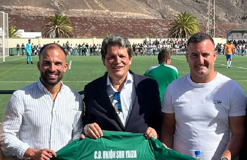 El presidente del Unión Sur Yaiza con los concejales Daniel Medina y Ángel Lago en el campo donde pasó fatiga el presidente del Portugalete.