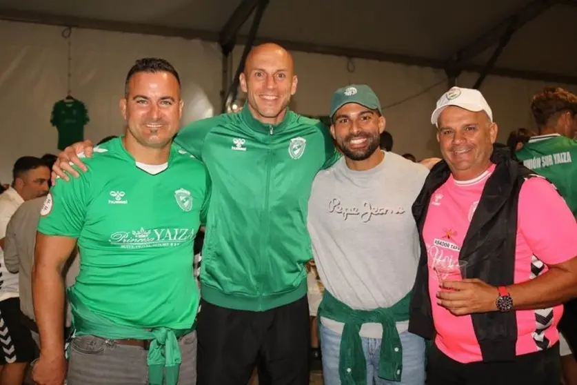 Ángel Lago junto al portero del Unión Sur Yaiza y sus compeñeros en el Ayuntamiento de Yaiza.