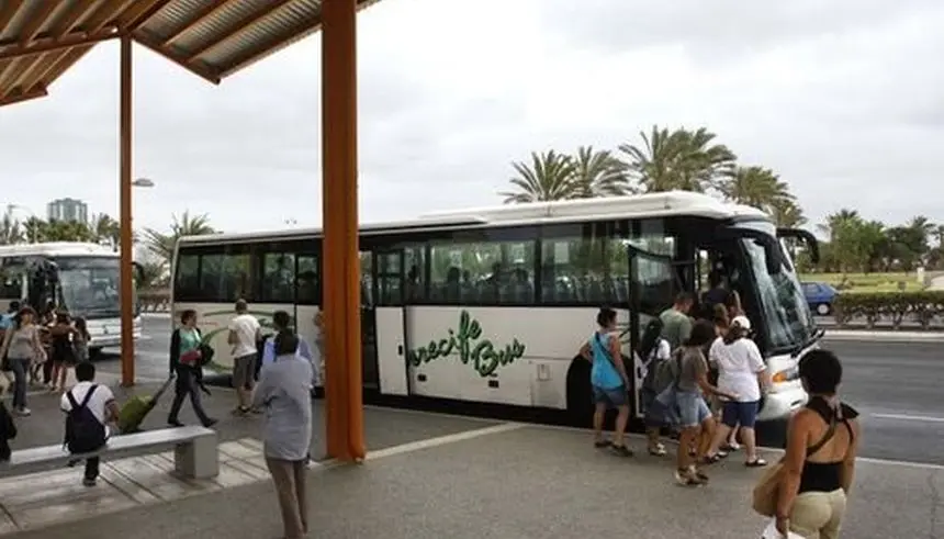 Imagen del intercambiador de guaguas que está enfrente del Cabildo de Lanzarote, en Arrecife.