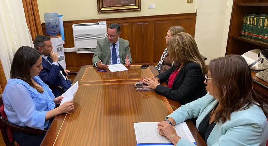 Imagen de la reunión con el consejero de Educación del Gobierno de Canarias, Poli Suárez.