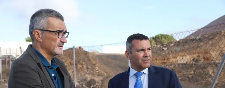 Marci Acuña y Oswaldo Betancort visitando la zona donde se va a levantar la ansiada residencia.