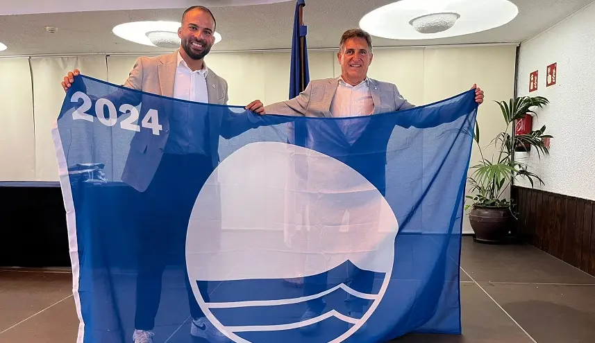 Daniel Medina junto a José Palacios Aguilar con la Bandera Azul