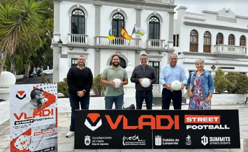 Los integrantes del Gobierno de Haría con el consejero de Deportes del Cabildo durante la presentación. 