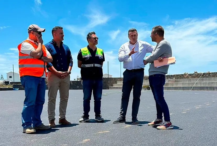 visita del alcalde de Yaiza, Óscar Noda, y el concejal de Obras Públicas y Deportes de Yaiza, Ángel Lago.