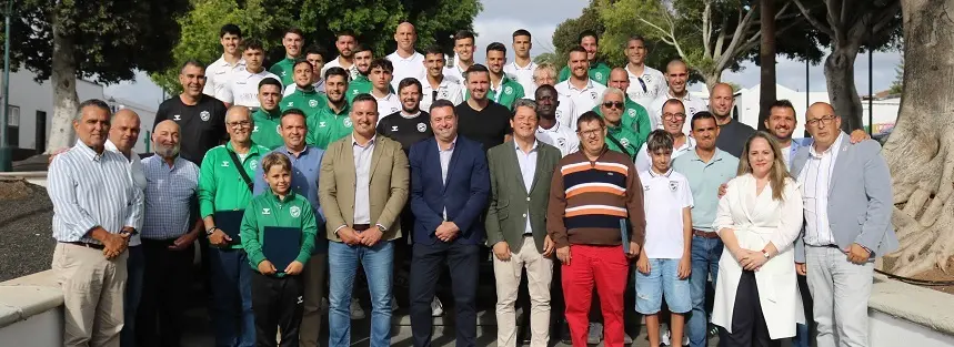Foto de familia de los concejales de Yaiza con los jugadores del Unión Sur Yaiza.