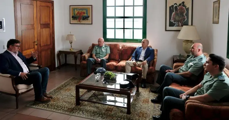 Pedro Viera con su compañero Isidro Pérez hablando sobre las carencias de la Guardia Civil en San Bartolomé.