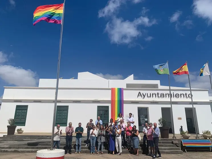 Izado de la bandera LGTBI+.