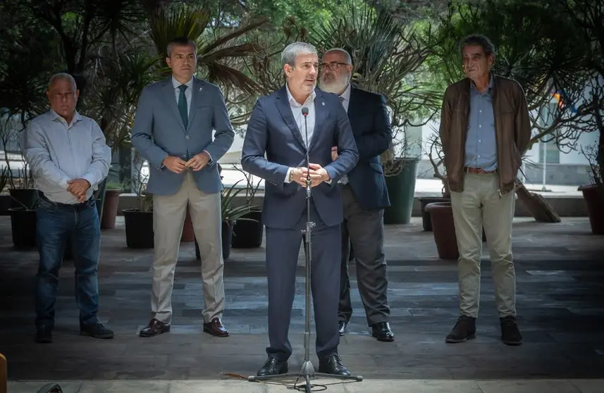 Fernando Clavijo y Manuel Domínguez explicando este viernes en qué consiste la iniciativa