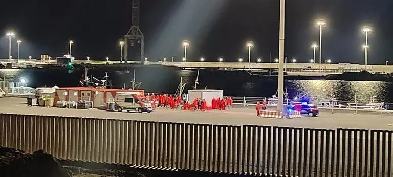 Imagen de la llegada a Puerto Naos de inmigrantes de distintos puntos del continente.