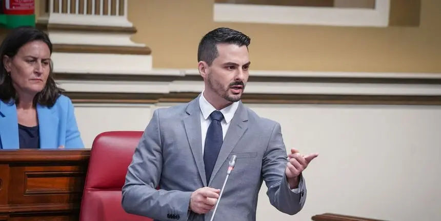 David Toledo en una intervención en el Parlamento de Canarias