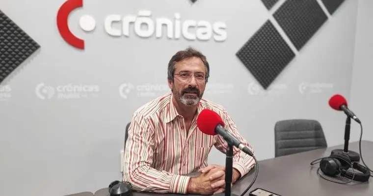 Pedro San Ginés en el estudio de Crónicas Radio.