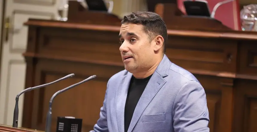 Yoné Caraballo en una intervención en el Parlamento autonómico