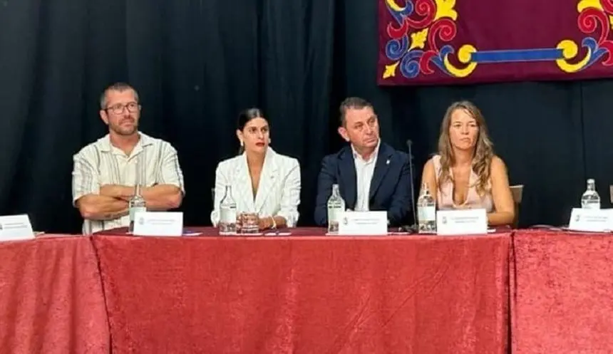 Bruno Santana a la izquierda de la imagen con sus compañeros de Compromiso en el pleno de toma de posesión.