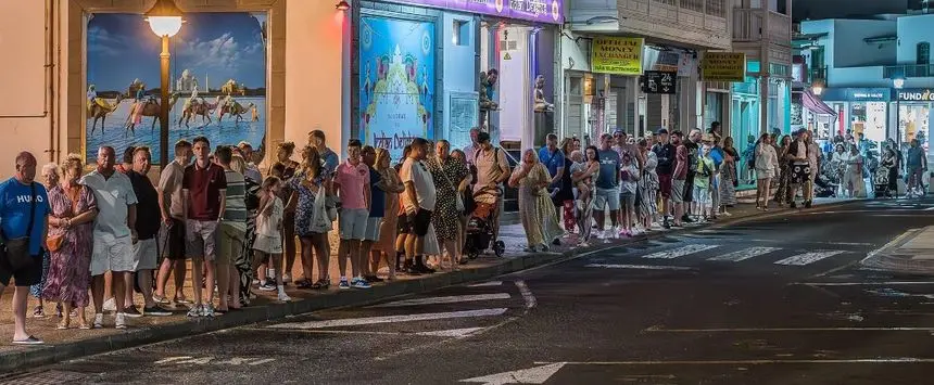 Imagen de una de las impresionantes colas que se generan en determinados momentos y en determinadas horas en Playa Blanca para coger un taxi.