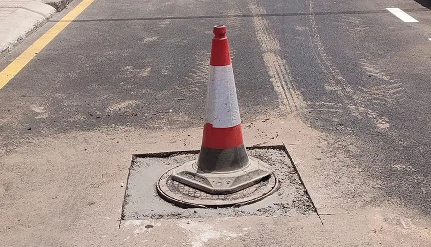 Imagen de cómo se había vuelto a reasfaltar la zona de las alcantarillas.