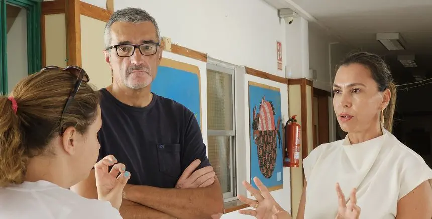 La concejal Maite Corujo con su compañero Marci Acuña escuchando las explicaciones.