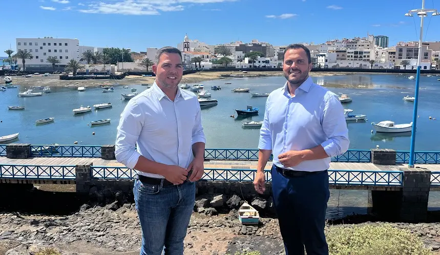 El vicepresidente, Jacobo Medina, junto al alcalde Yonathan de León en la zona donde se ubicará la Cascada del Charco
