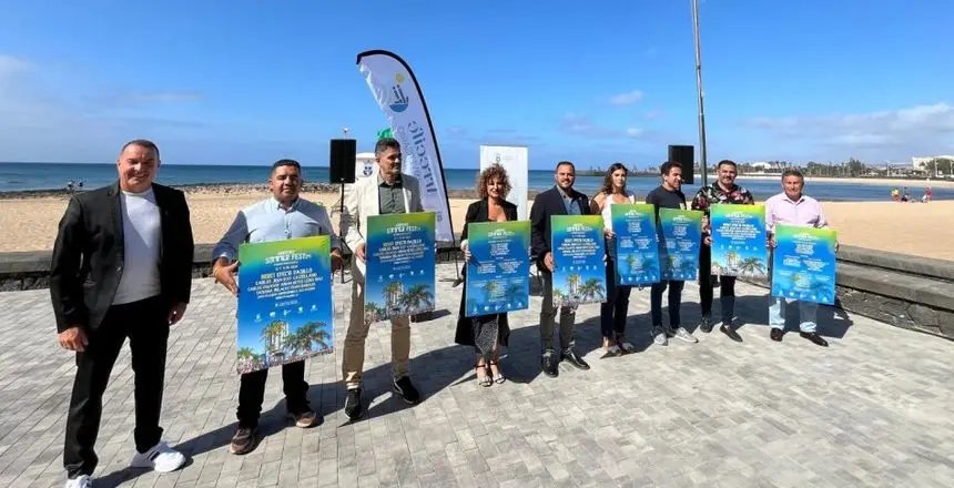 El alcalde de Arrecife y los integrantes del Gobierno del PP este jueves posando con el cartel.