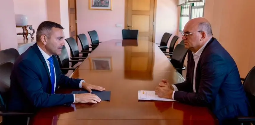 Oswaldo Betancort con Anselmo Pestana en el despacho de este último
