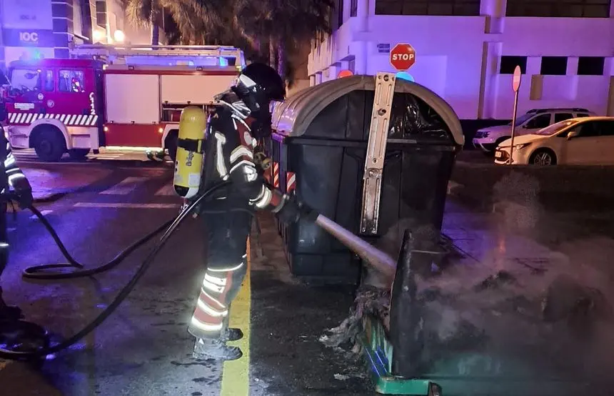 Un bombero sofoca el incendio de la calle Dolores Ibarruri de Arrecife.