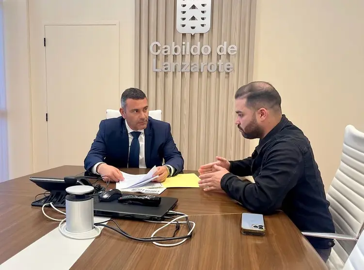 Oswaldo Betancort junto al consejero Jesús Machín.