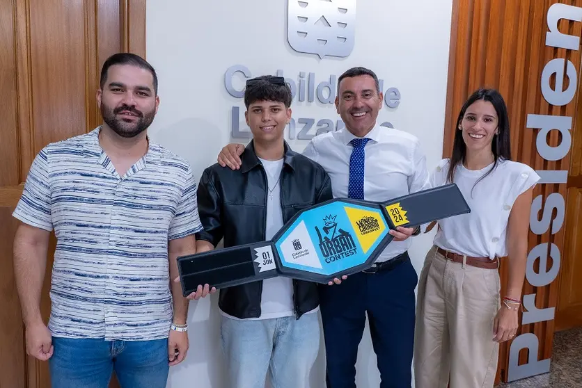Oswaldo Betancort, junto a la consejera de Juventud, Aroa Revelo, y al consejero de Cultura, Jesús Machín Tavío, recibió al ganador de este nuevo concurso, César Saavedra, de nombre artístico Cz