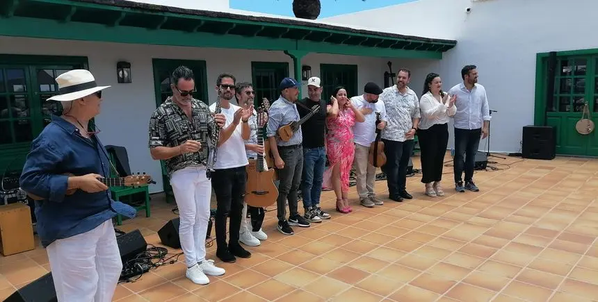 Imagen de los artistas saludando al público después de la exitosa actuación