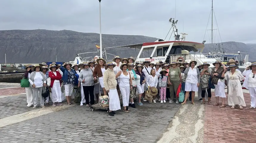Un centenar de vecinos de Titerroy celebran la llegada del verano con un viaje a La Graciosa.