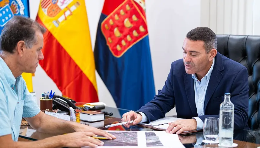 Oswaldo Betancort junto al consejero de Aguas del Cabildo de Lanzarote.