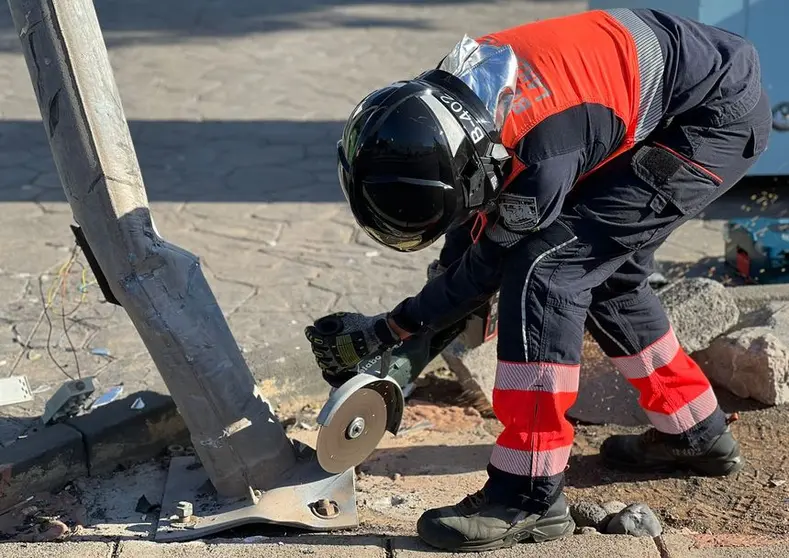 Imagen del bombero actuando sobre la farola
