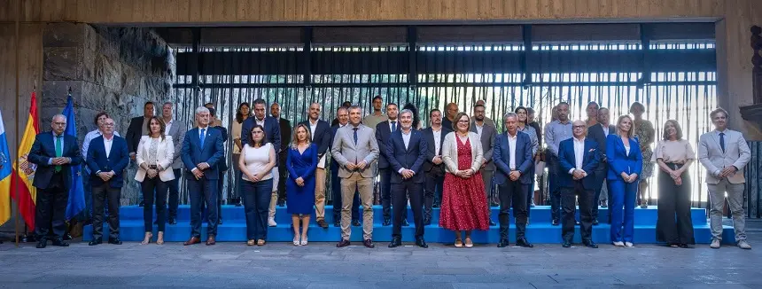 Imagen del Frente Canario, con gente de todos los partidos con representación parlamentaria menos VOX.