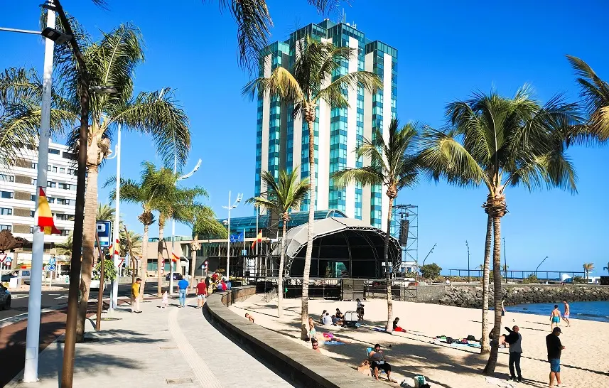 La playa de El Reducto, en Arrecife, preparada para seguir la semifinal de la Eurocopa