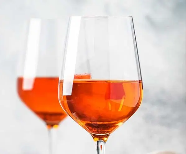 Imagen de un vino naranja.