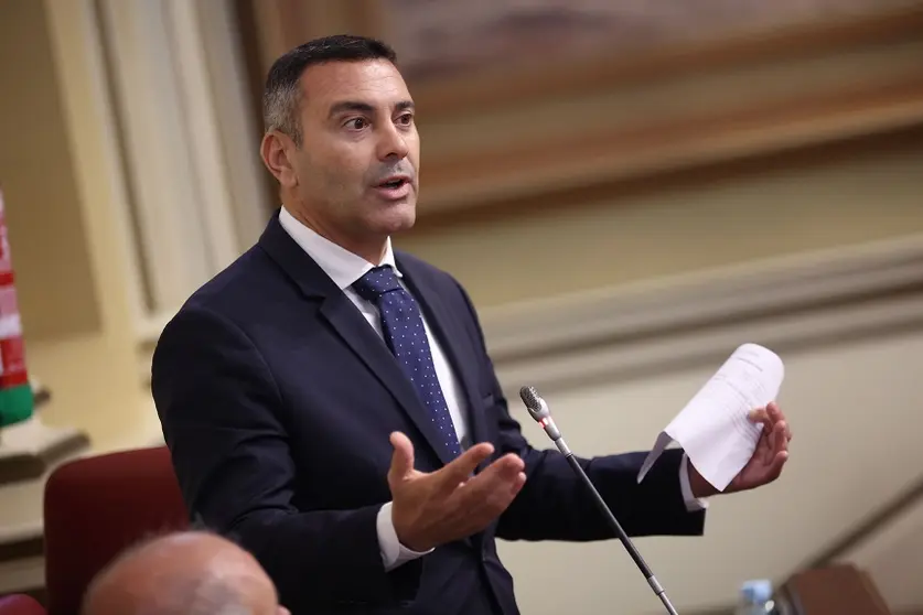 Oswaldo Betancort en el Parlamento de Canarias.