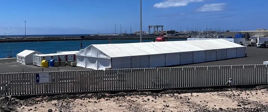 Carpas instaladas en Puerto Naos para acoger a los menores inmigrantes.