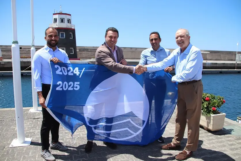 Entrega bandera azul en Puerto Calero.