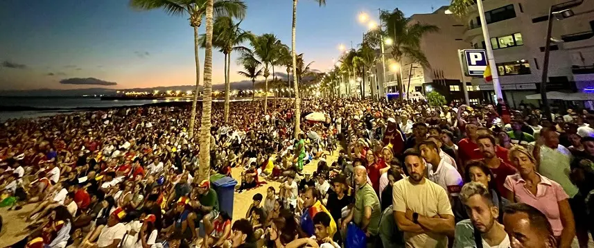 Miles de afiicionados  disfrutaron anoche con el pase de España a la final en la Playa de El Reducto ( Arrecife)