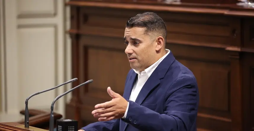 Yoné Caraballo interviene en el pleno del Parlamento
