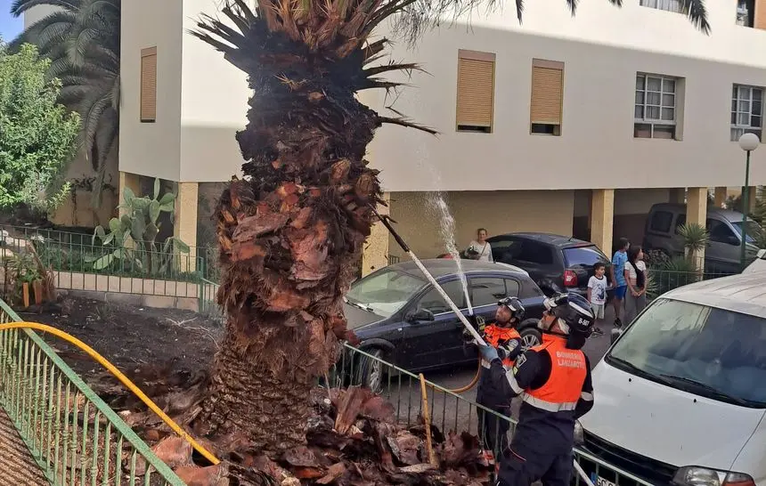 Momento en el que los bomberos controlaron el fuego