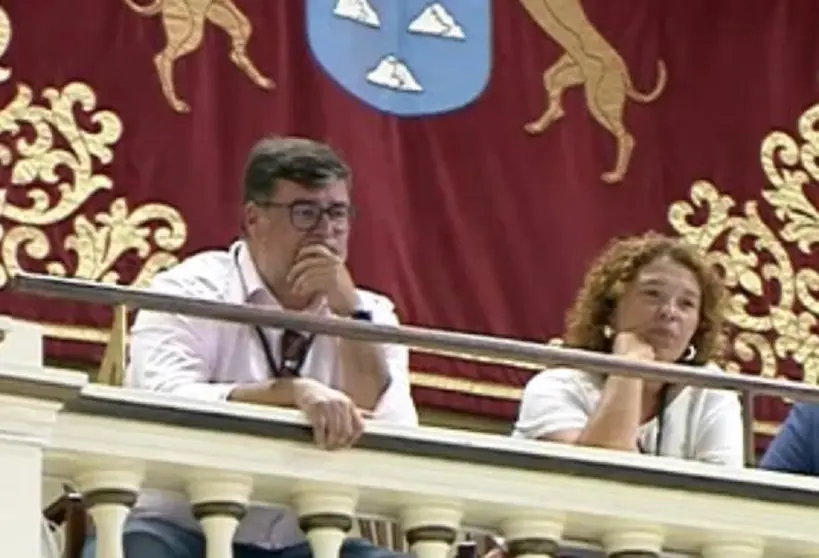 El alcalde de San Bartolomé y la concejal de Urbanismo siguiendo atentos la intervención de la consejera de Sanidad del Gobierno de Canarias.
