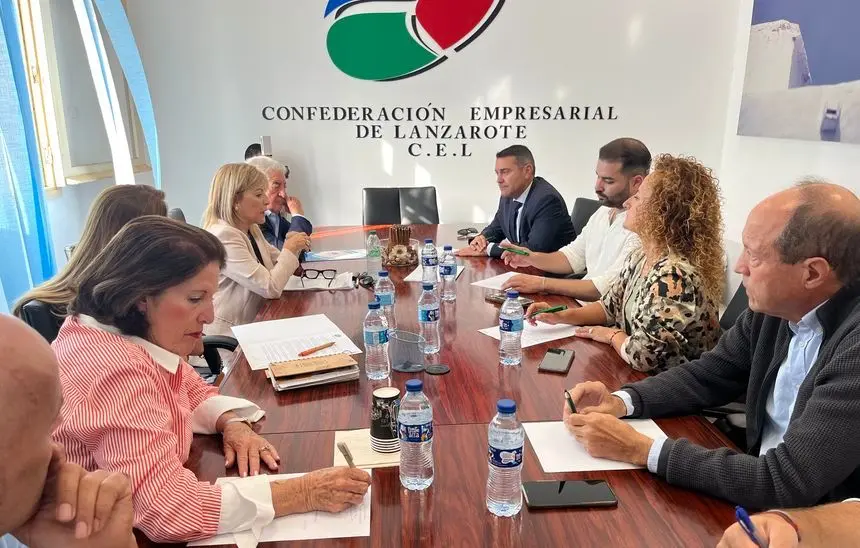 El presidente del Cabildo acudió al encuentro con su consejero de Política Territorial